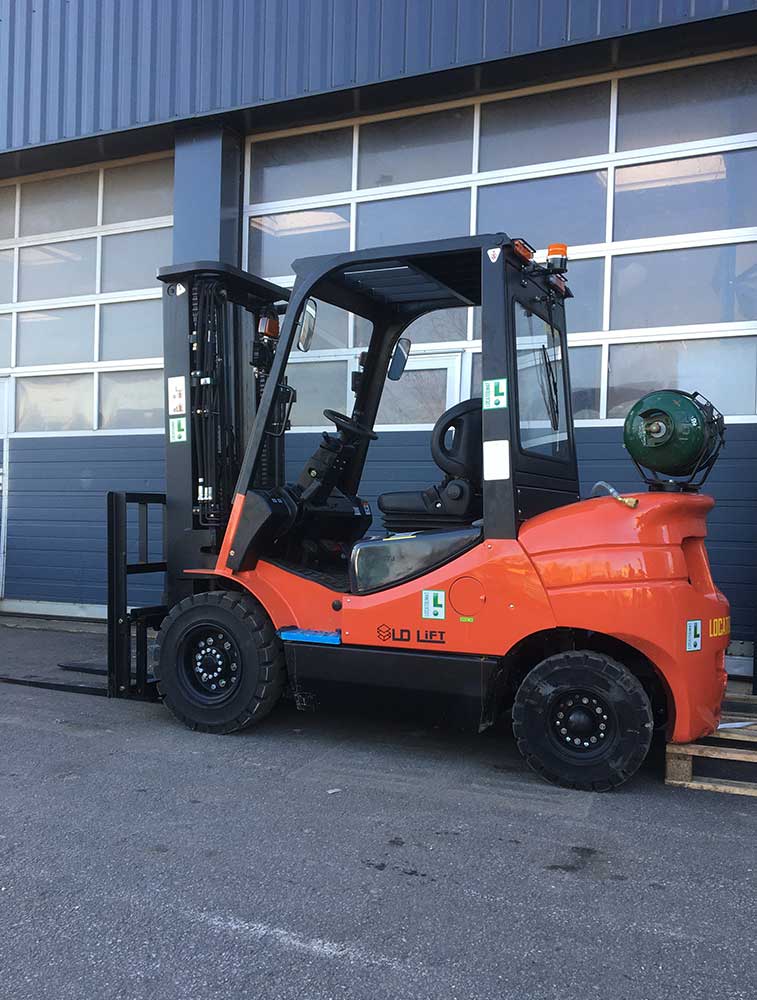 Industrial gas forklift truck 2T5
